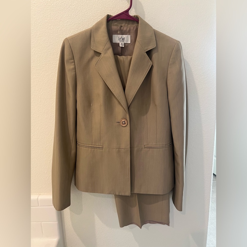Le suit petite beige suit set